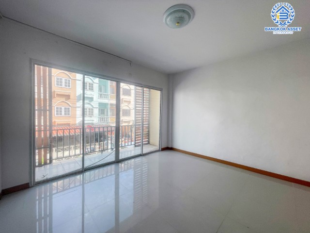 ทาวน์โฮมมือสองย่านกรุงเทพฯ ม.เก้าวัฒนาวิลล่า เลียบคลองทวีวัฒนา เนื้อที่ 17 ตร.ว. ฟังก์ชัน 3 ห้องนอน 3 ห้องน้ำ 1 ที่จอดรถ ทาวน์โฮม 3 ชั้นรีโนเวทใหม่ บนทำเลดี เพียง 20 นาทีก็ถึงรถไฟฟ้าสายสีน้ำเงิน "สถานีหลักสอง" ใกล้เดอะมอลล์บางแค และทางด่วน "รามอินทรา-อาจณรงค์" จองเลย!…